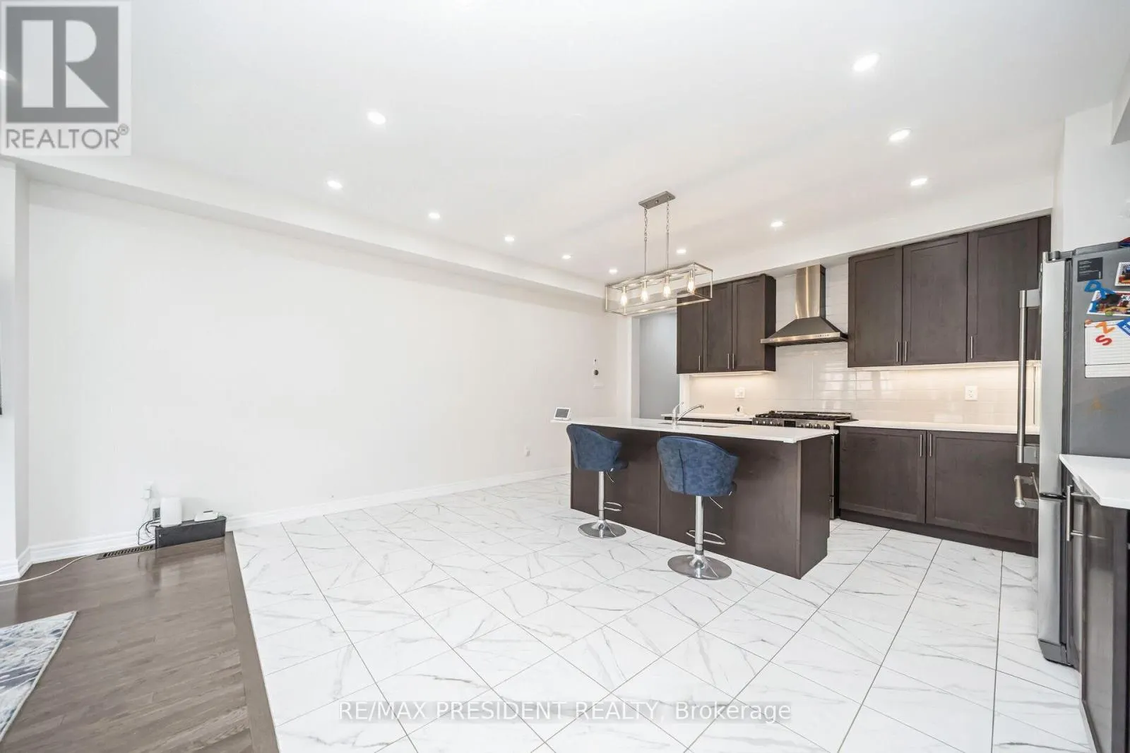 25 ADVENTURA ROAD
