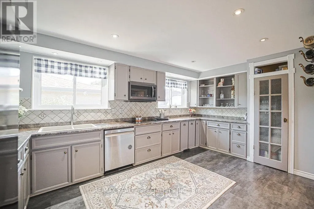 28 BROMLEY CRESCENT