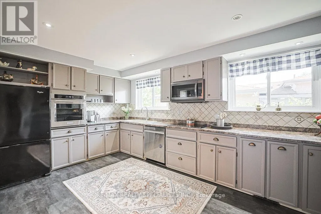 28 BROMLEY CRESCENT