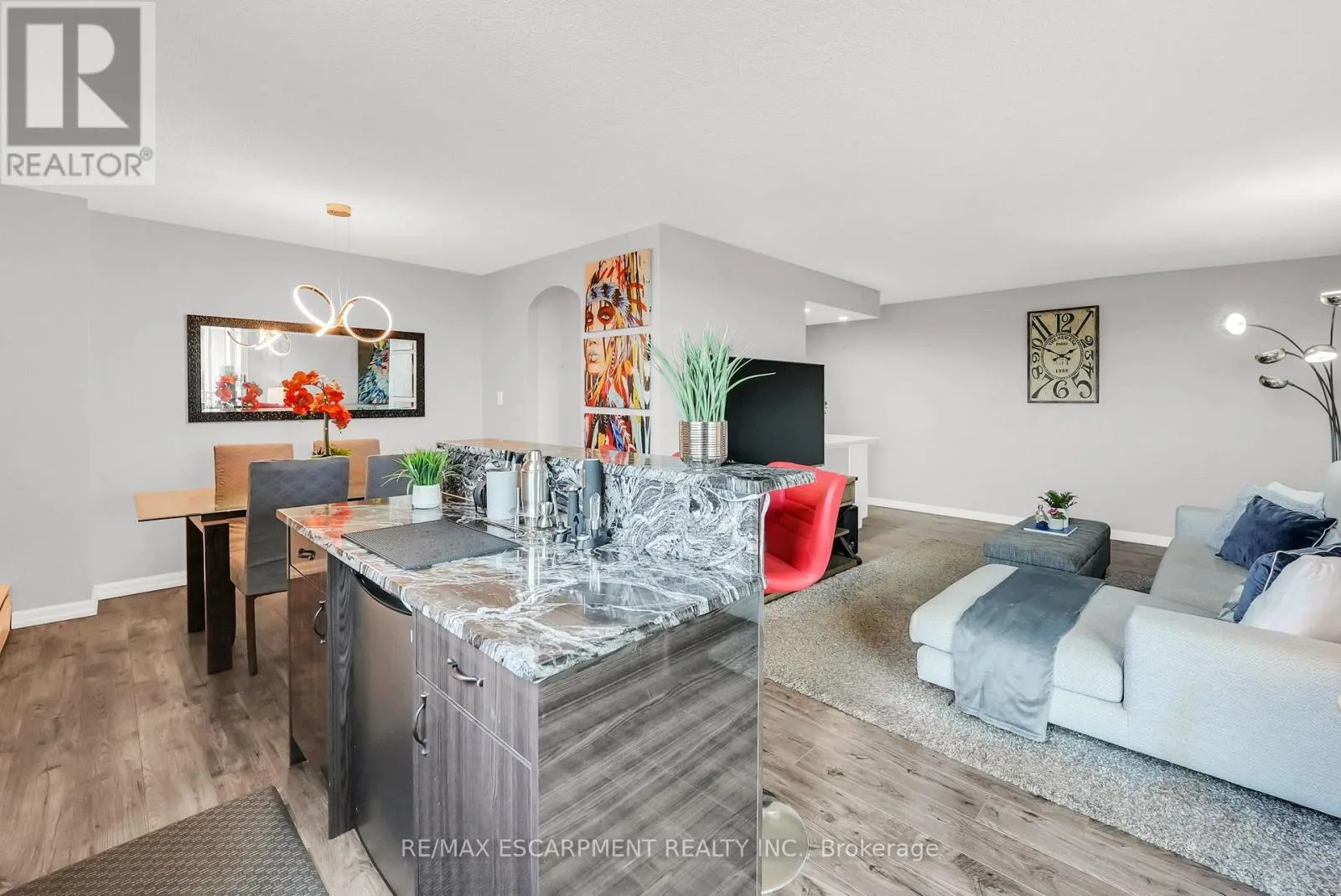 508 - 975 WARWICK COURT