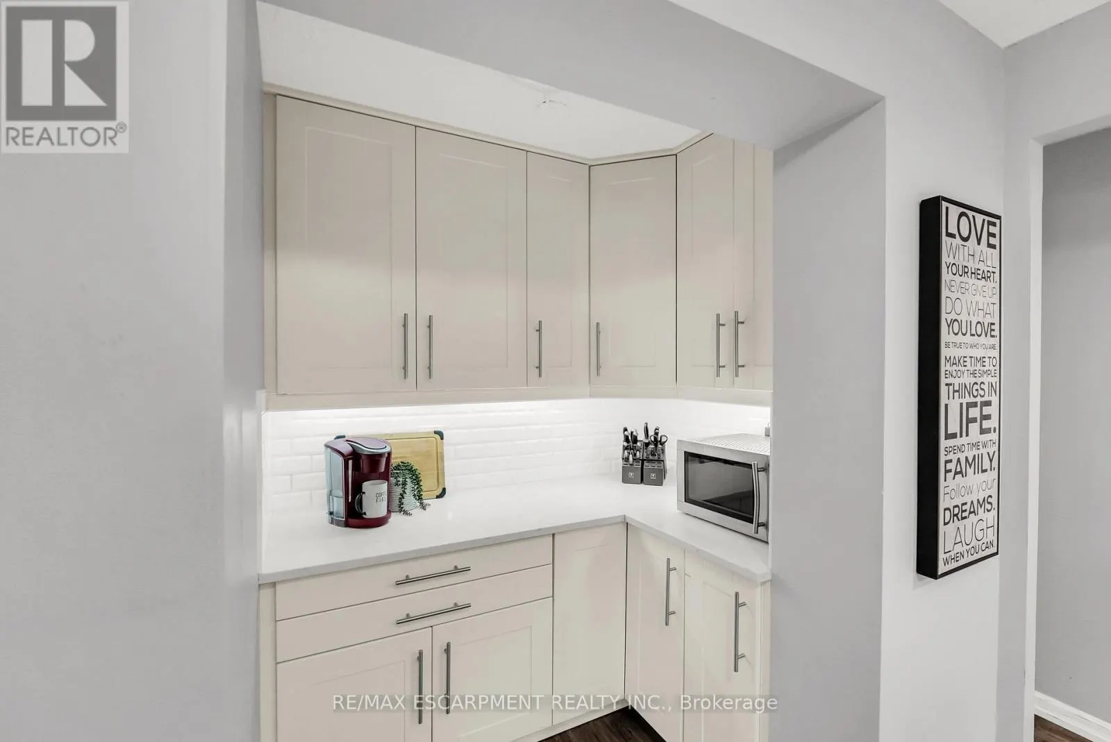 508 - 975 WARWICK COURT