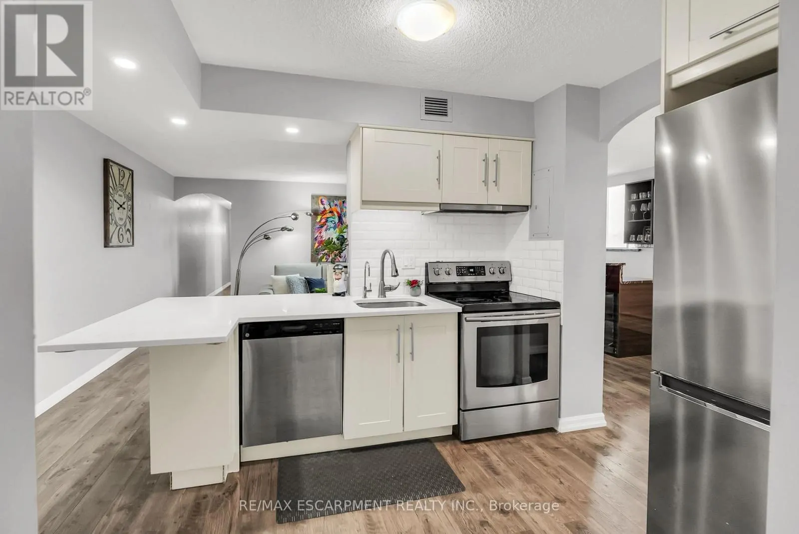 508 - 975 WARWICK COURT