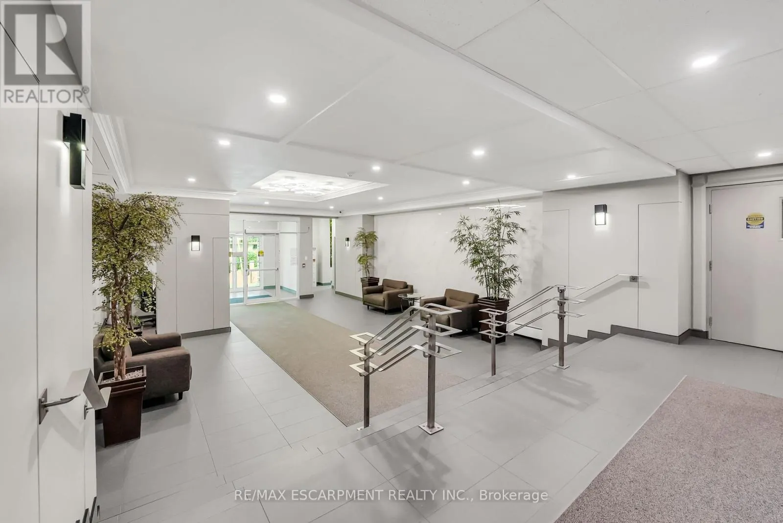 508 - 975 WARWICK COURT
