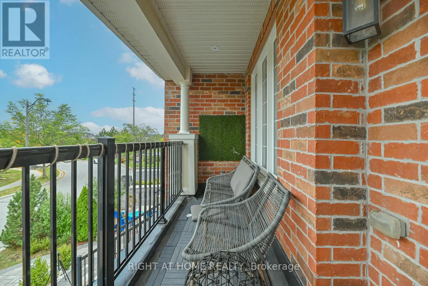 64 EVERINGHAM CIRCLE