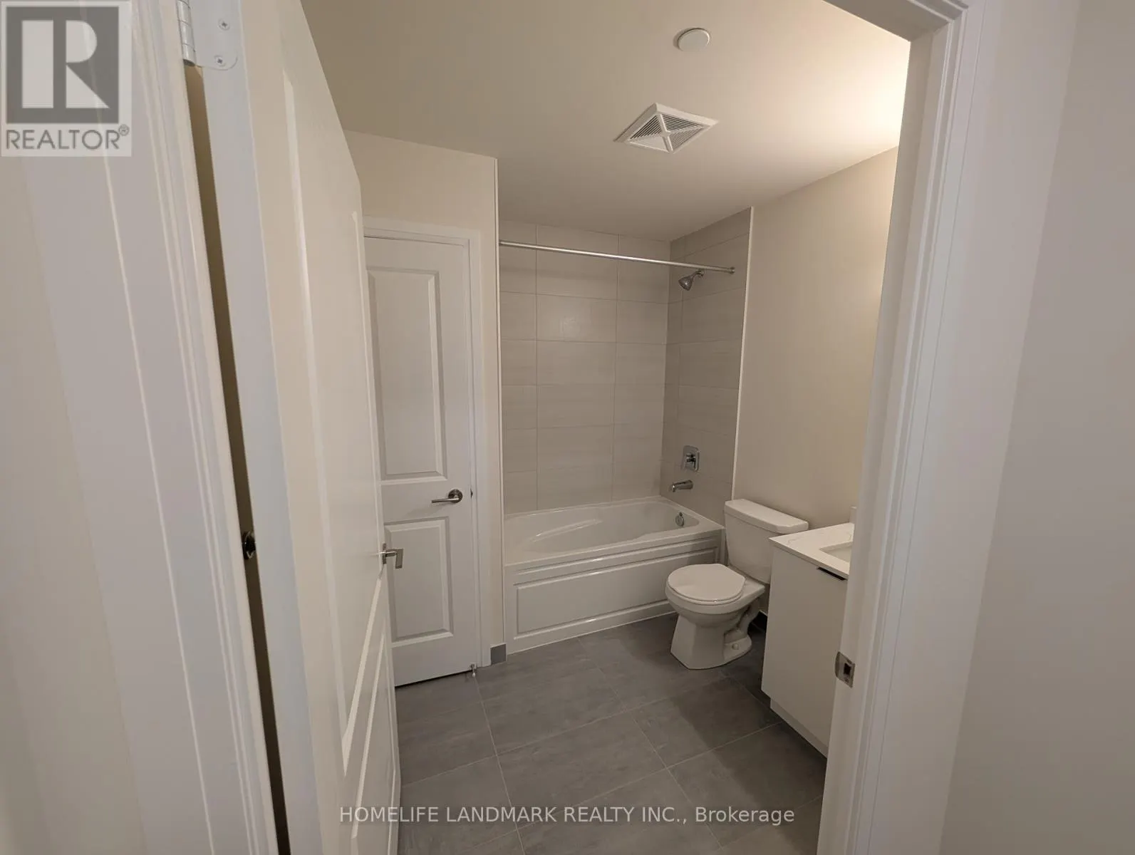 213 - 15 WATERGARDEN DRIVE