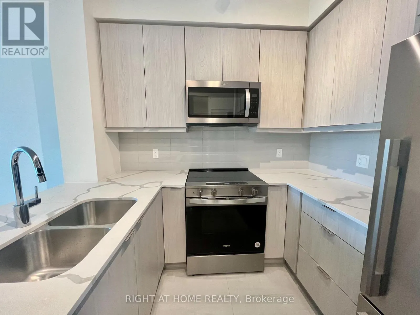 324 - 15 WATERGARDEN DRIVE