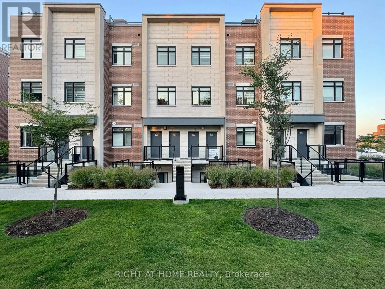 211 - 1085 DOUGLAS MCCURDY COMMON