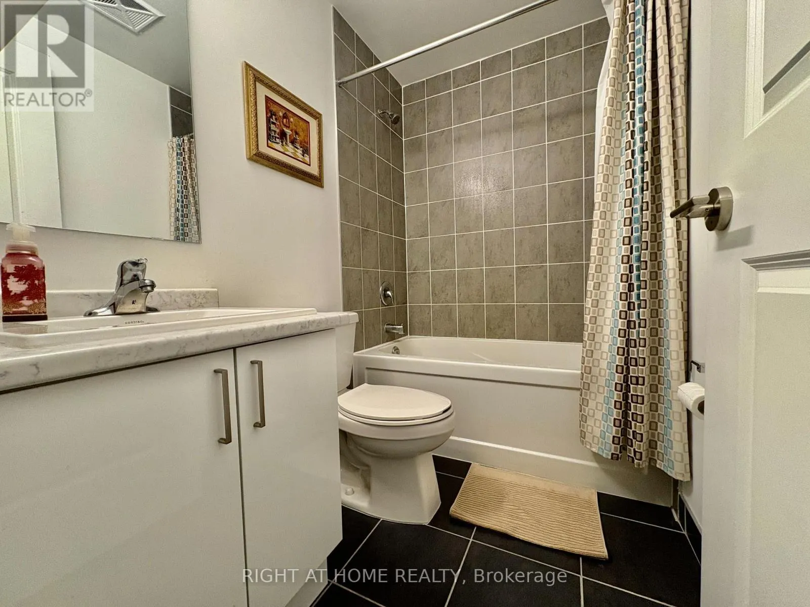 211 - 1085 DOUGLAS MCCURDY COMMON