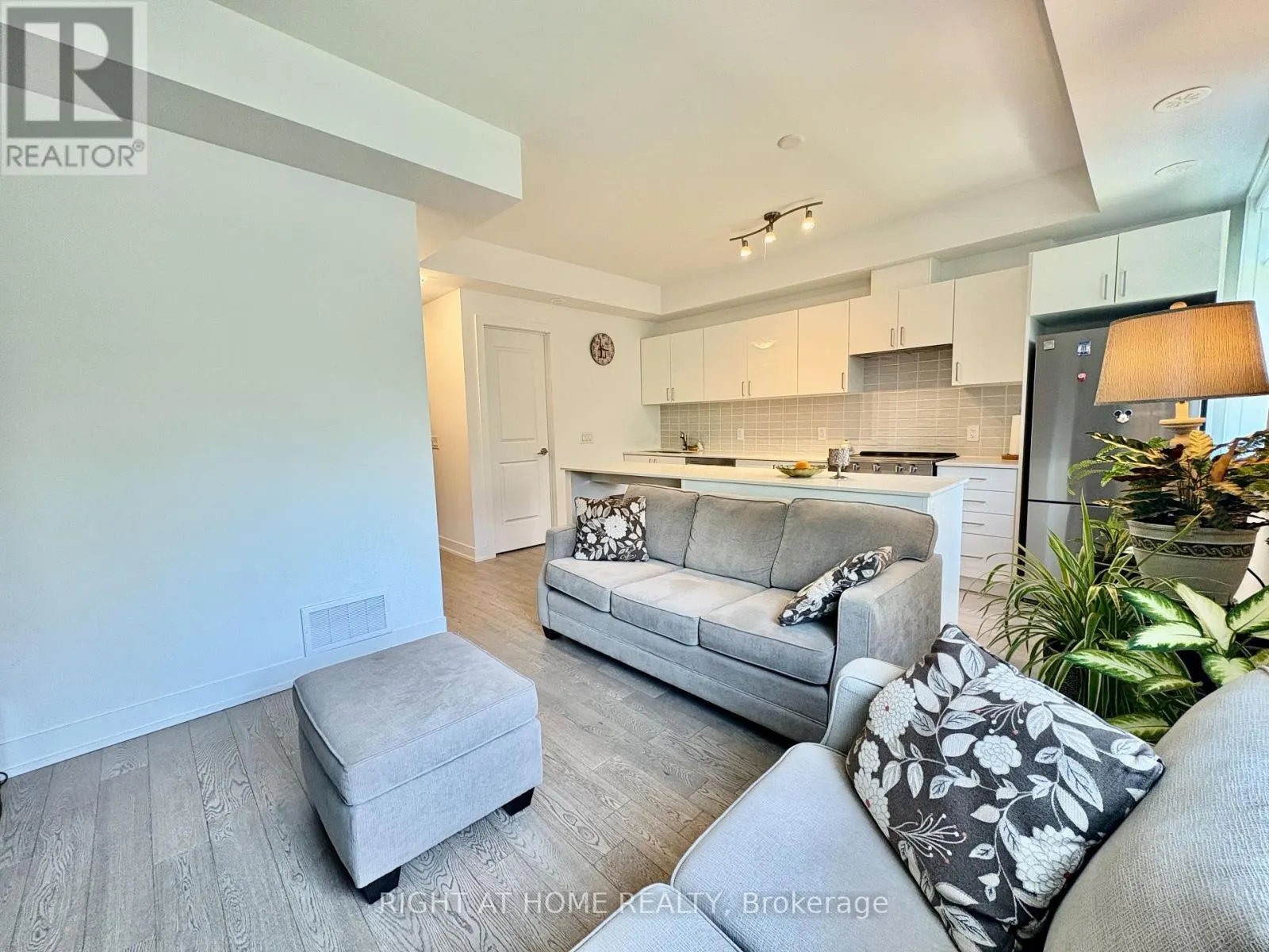 211 - 1085 DOUGLAS MCCURDY COMMON