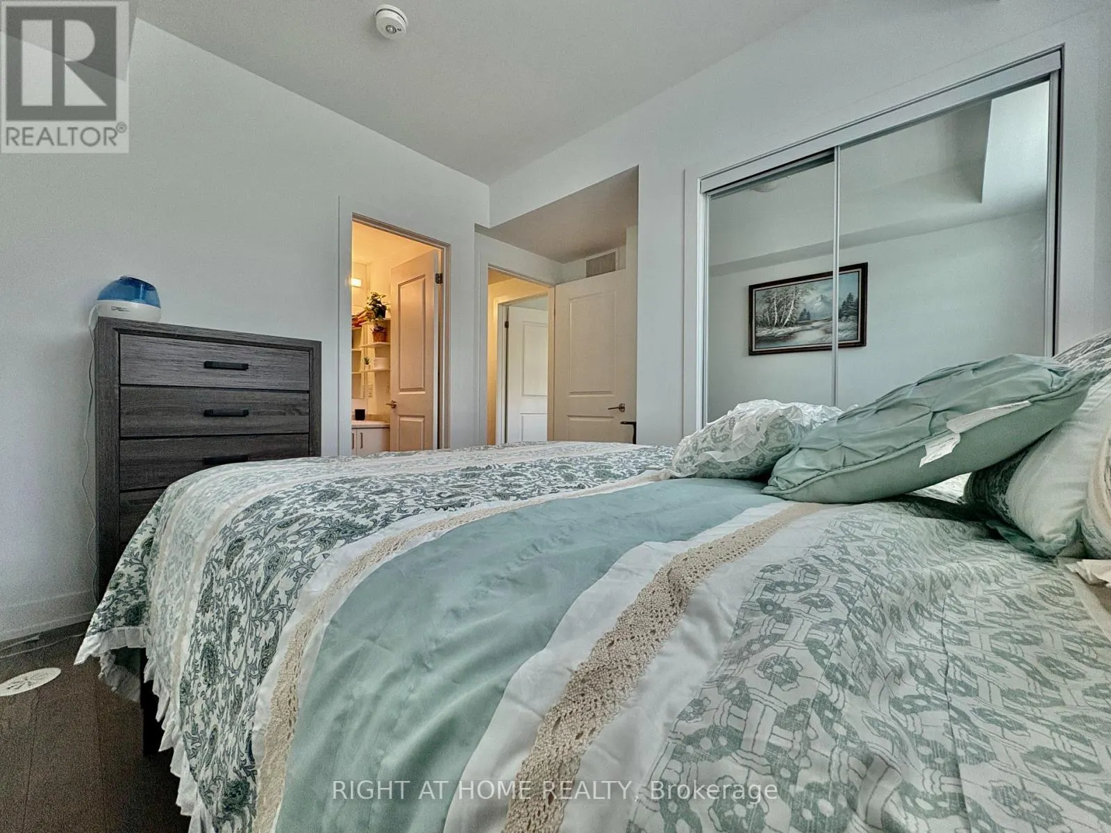 211 - 1085 DOUGLAS MCCURDY COMMON