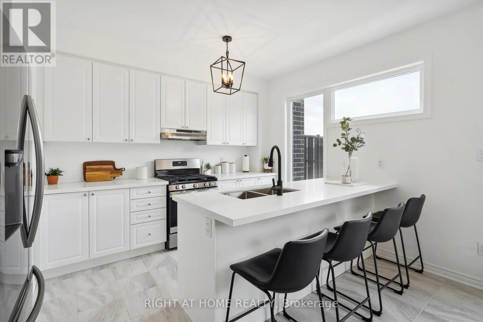 2495 LITTLEFIELD CRESCENT