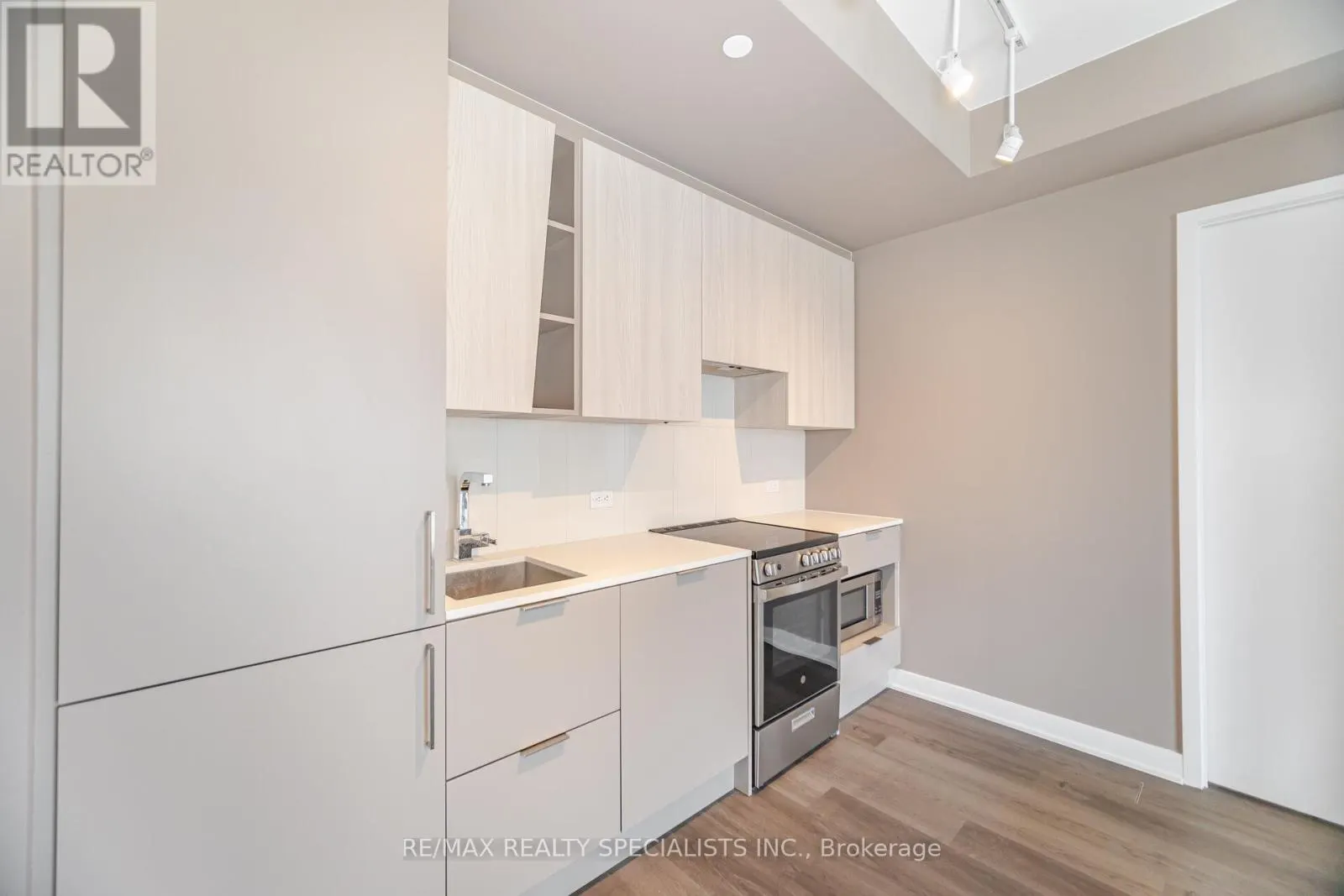701 - 3900 CONFEDERATION PARKWAY