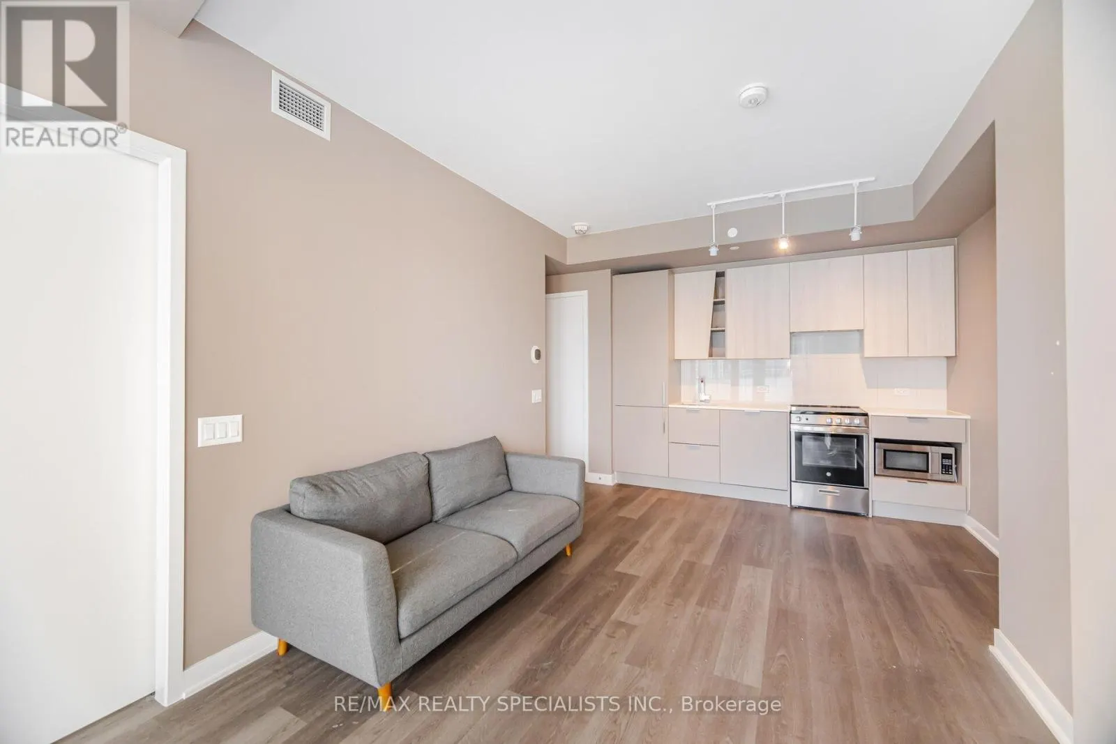 701 - 3900 CONFEDERATION PARKWAY