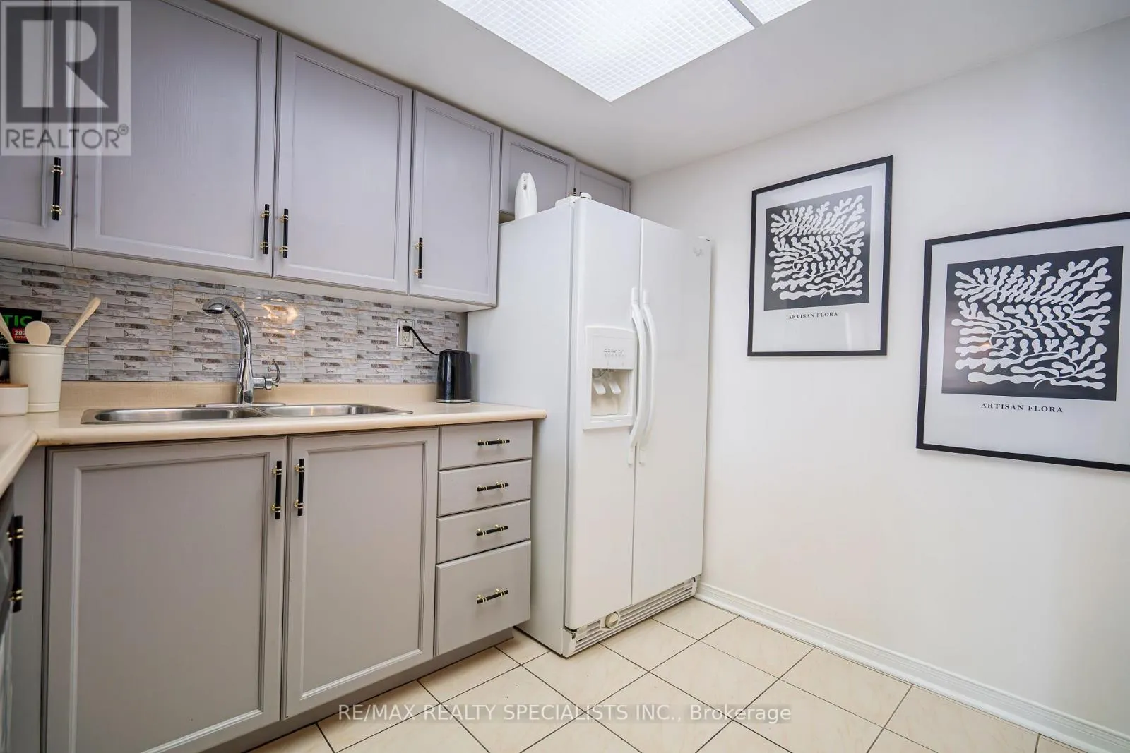 703 - 75 KING STREET E