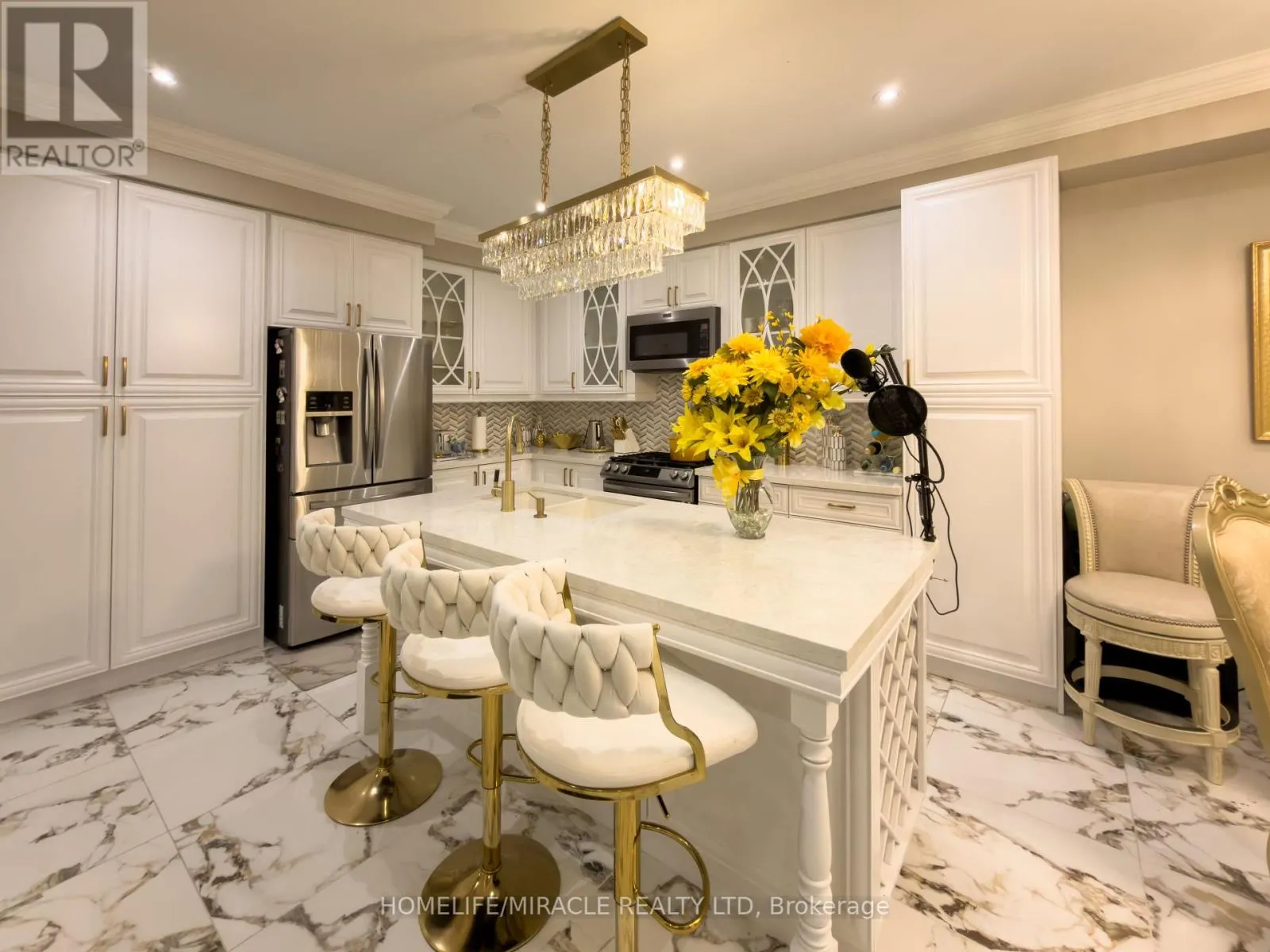 404 QUEEN MARY DRIVE