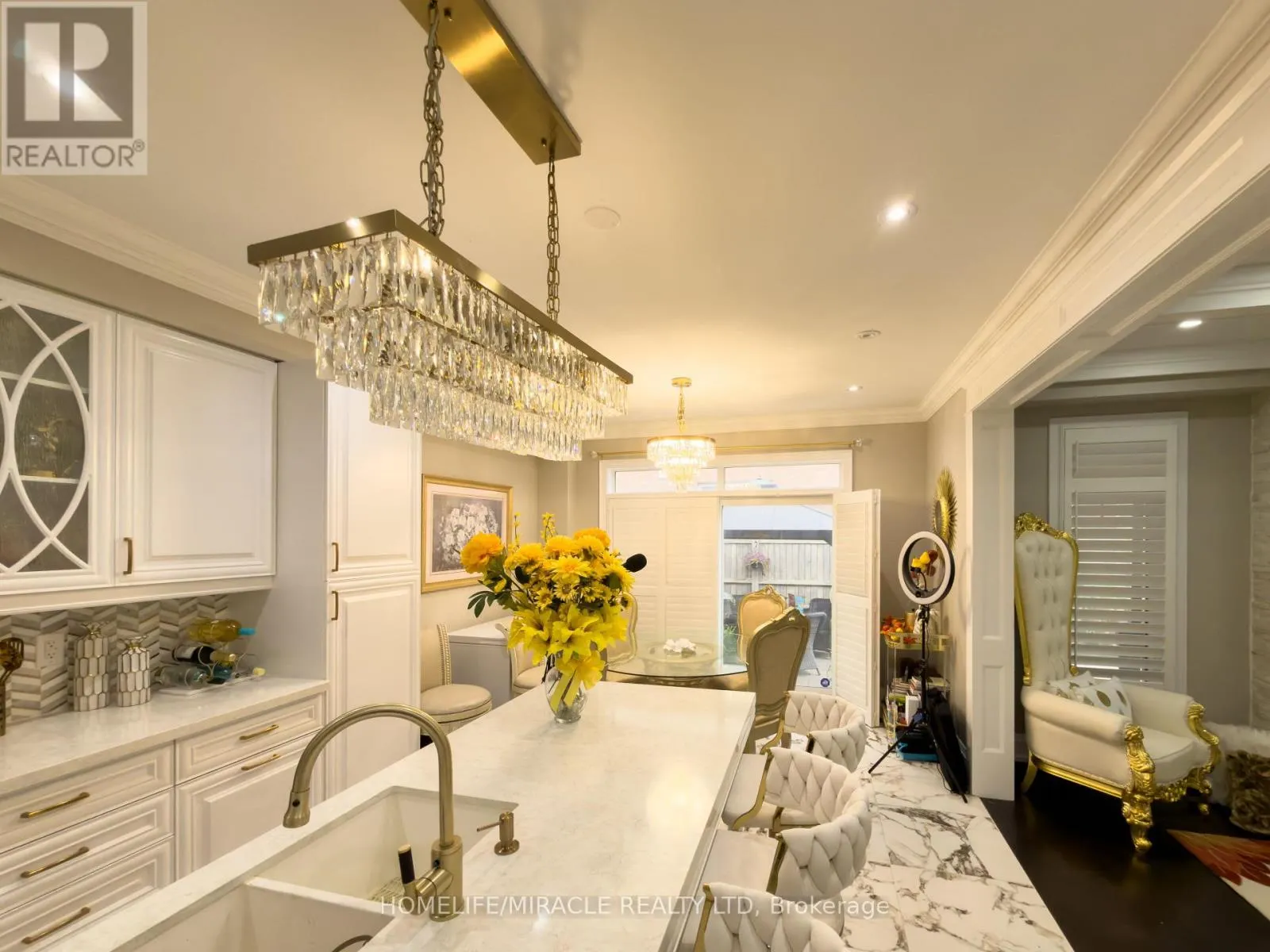 404 QUEEN MARY DRIVE