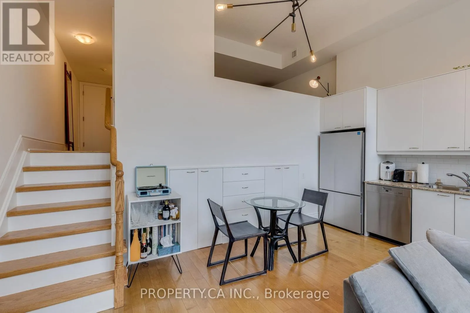 211 - 437 RONCESVALLES AVENUE