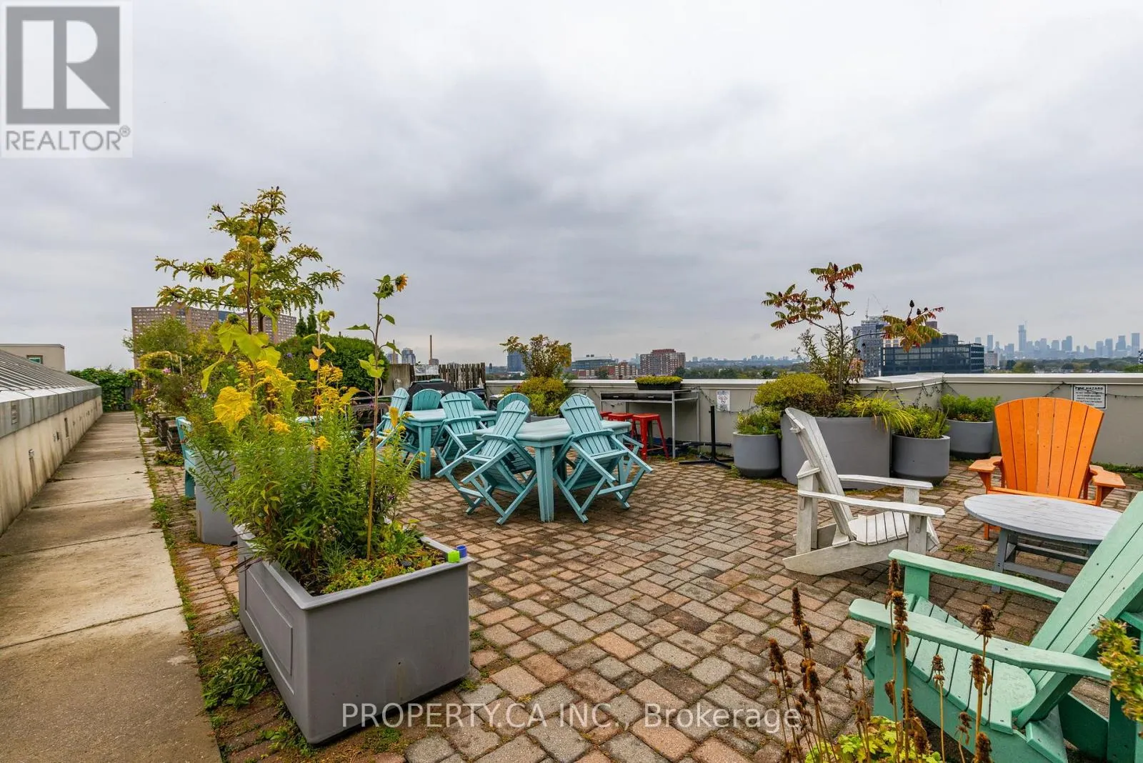 211 - 437 RONCESVALLES AVENUE
