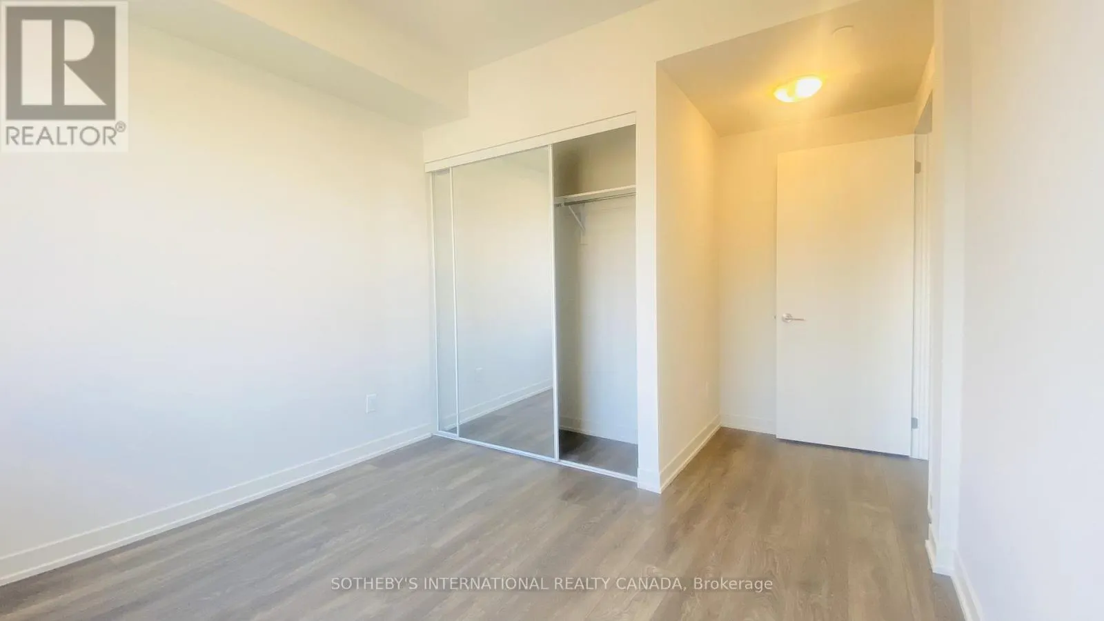 216 - 62 SKY HARBOUR DRIVE