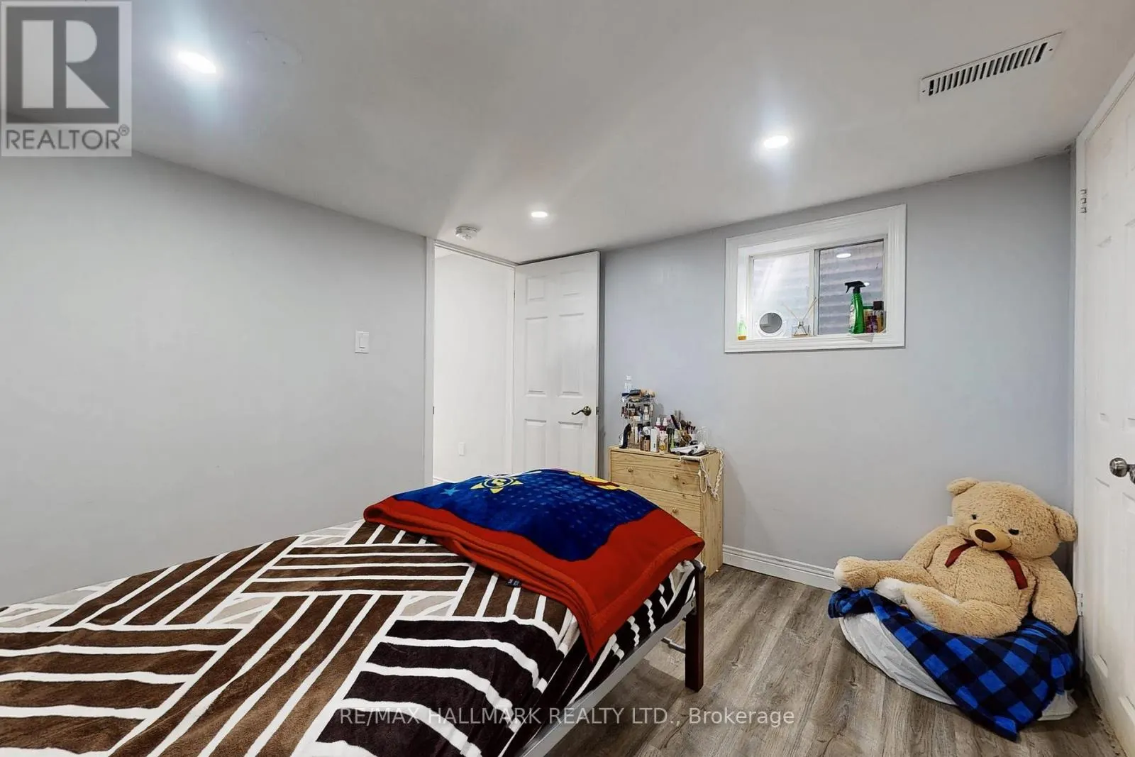 33 PARKSIDE DRIVE