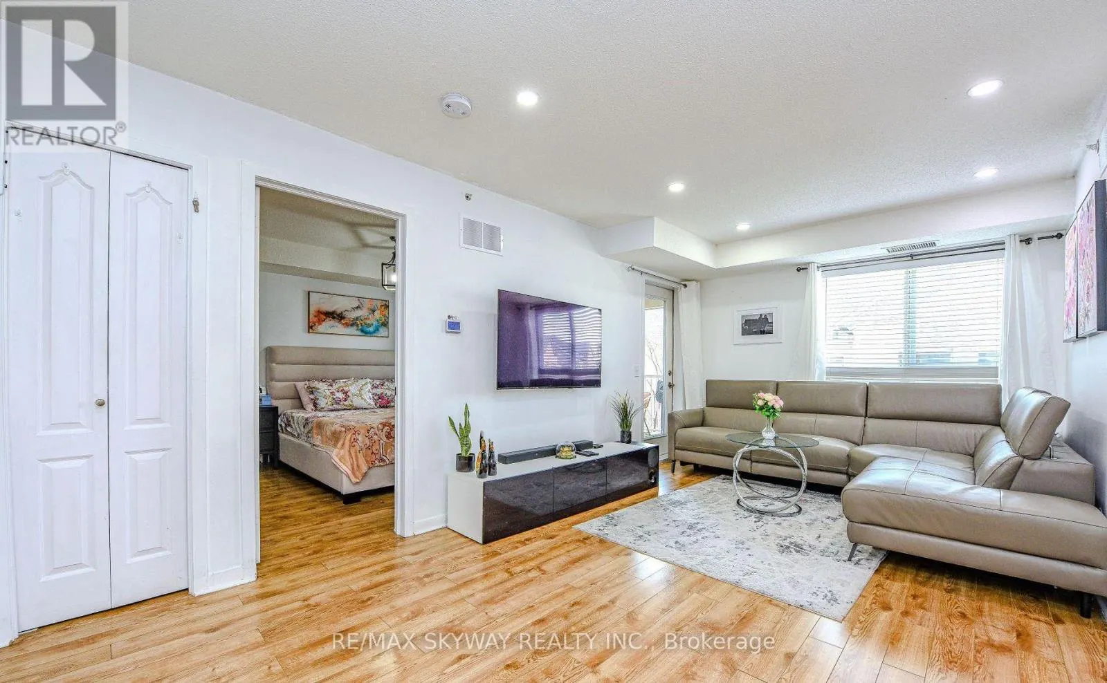 1403 - 8 DAYSPRING CIRCLE