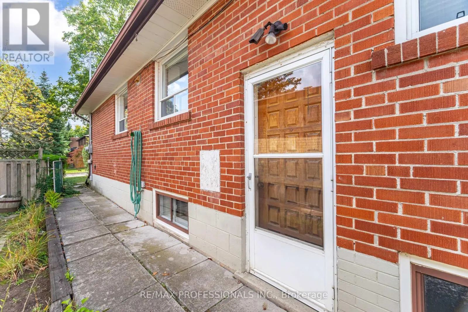 4 LETHBRIDGE AVENUE