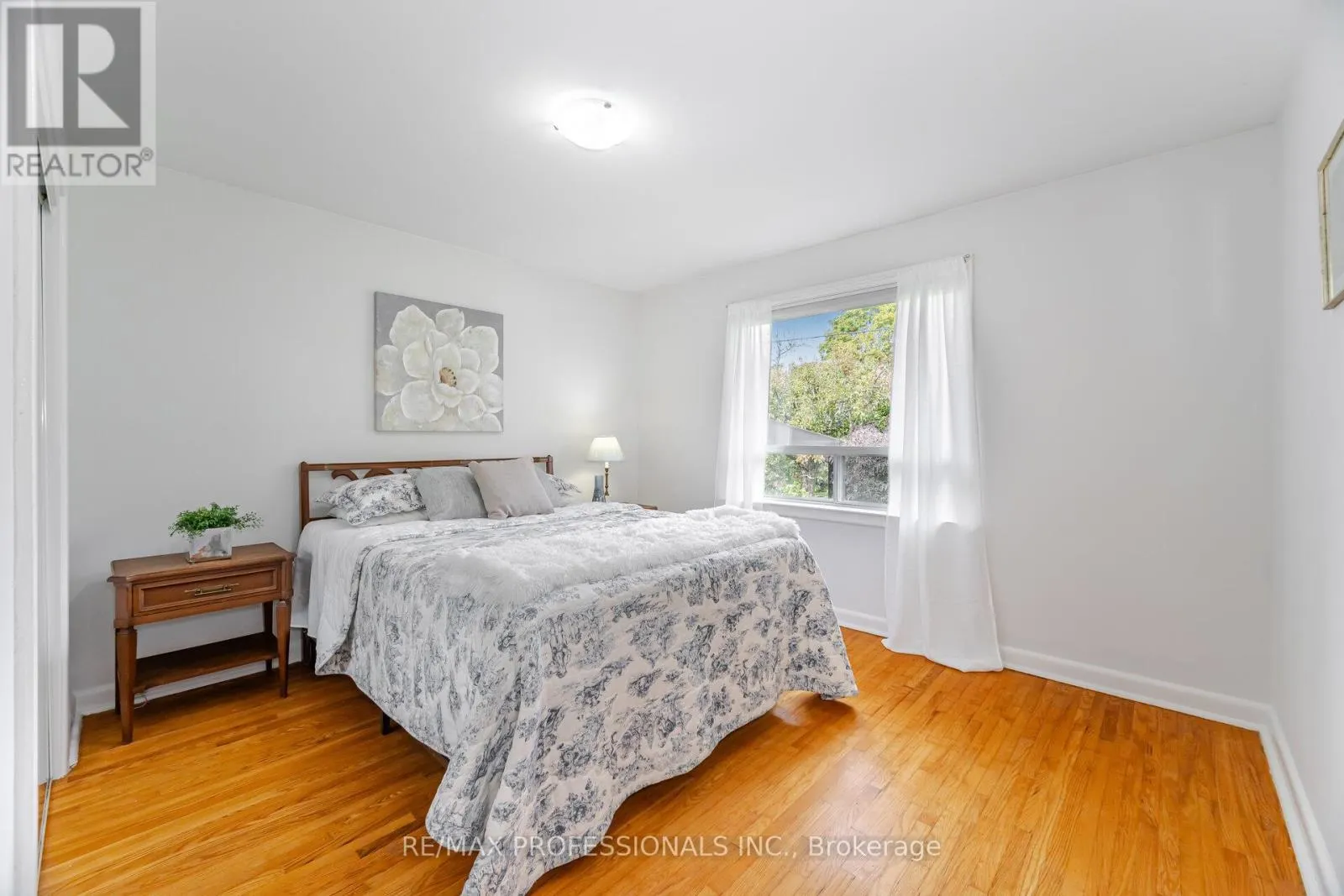 4 LETHBRIDGE AVENUE