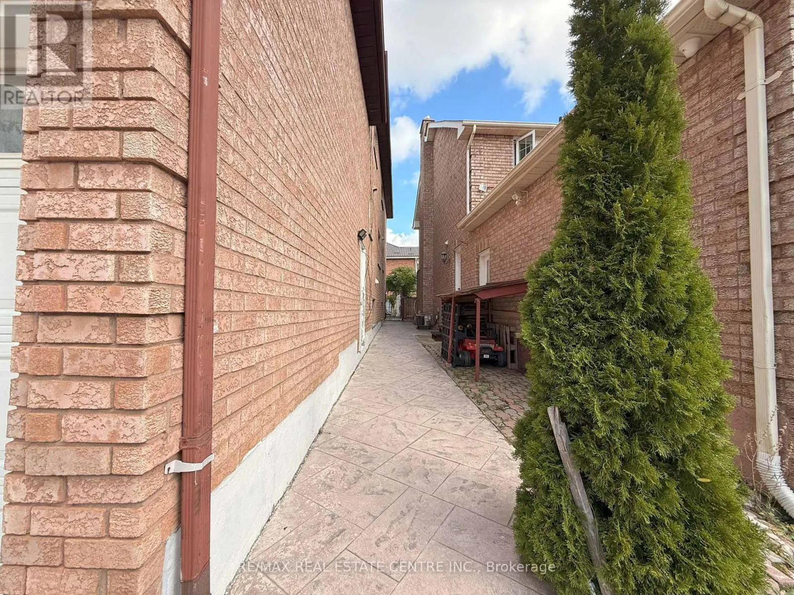 84 CREDITSTONE ROAD