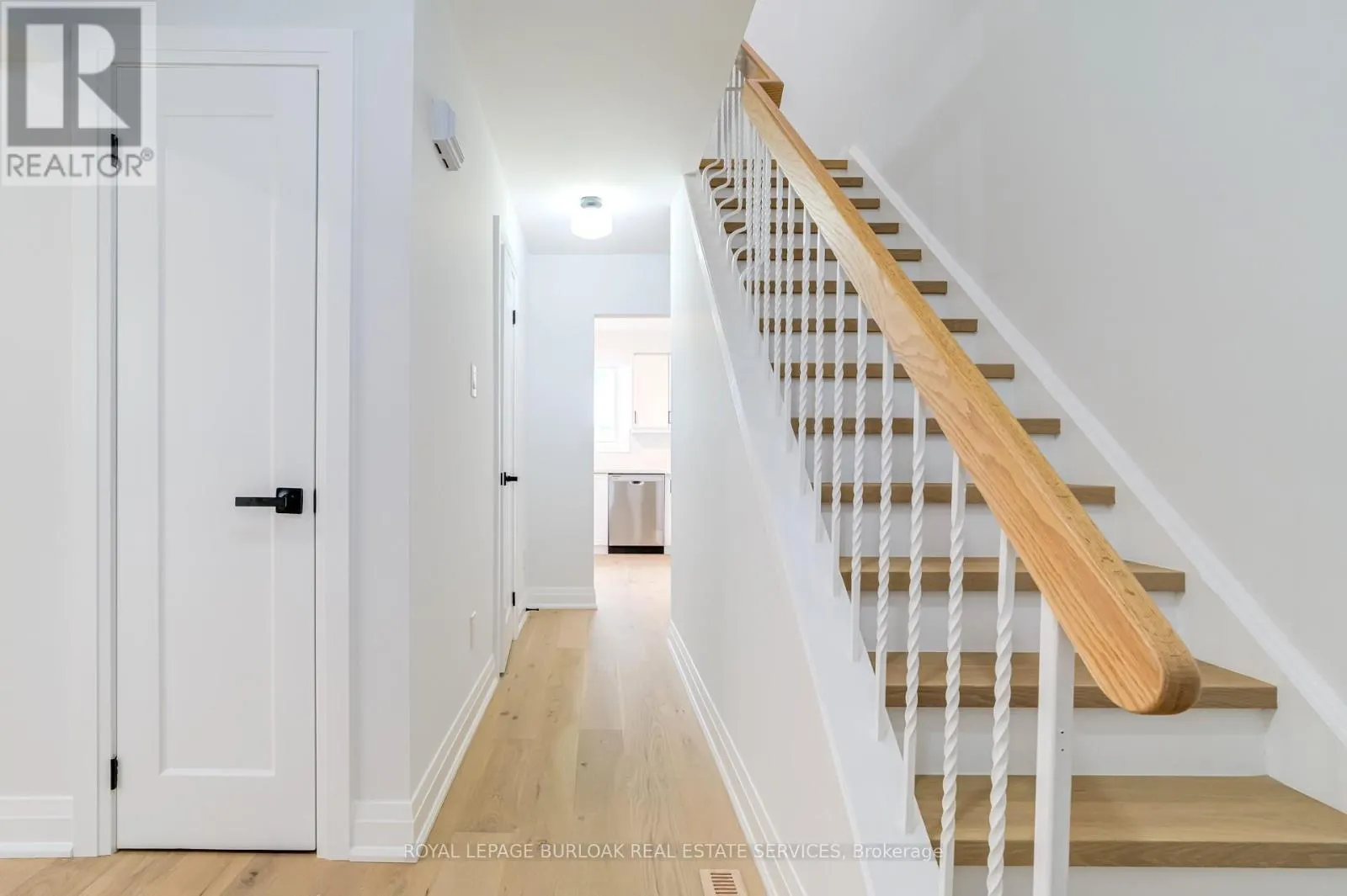 4 - 5475 LAKESHORE ROAD