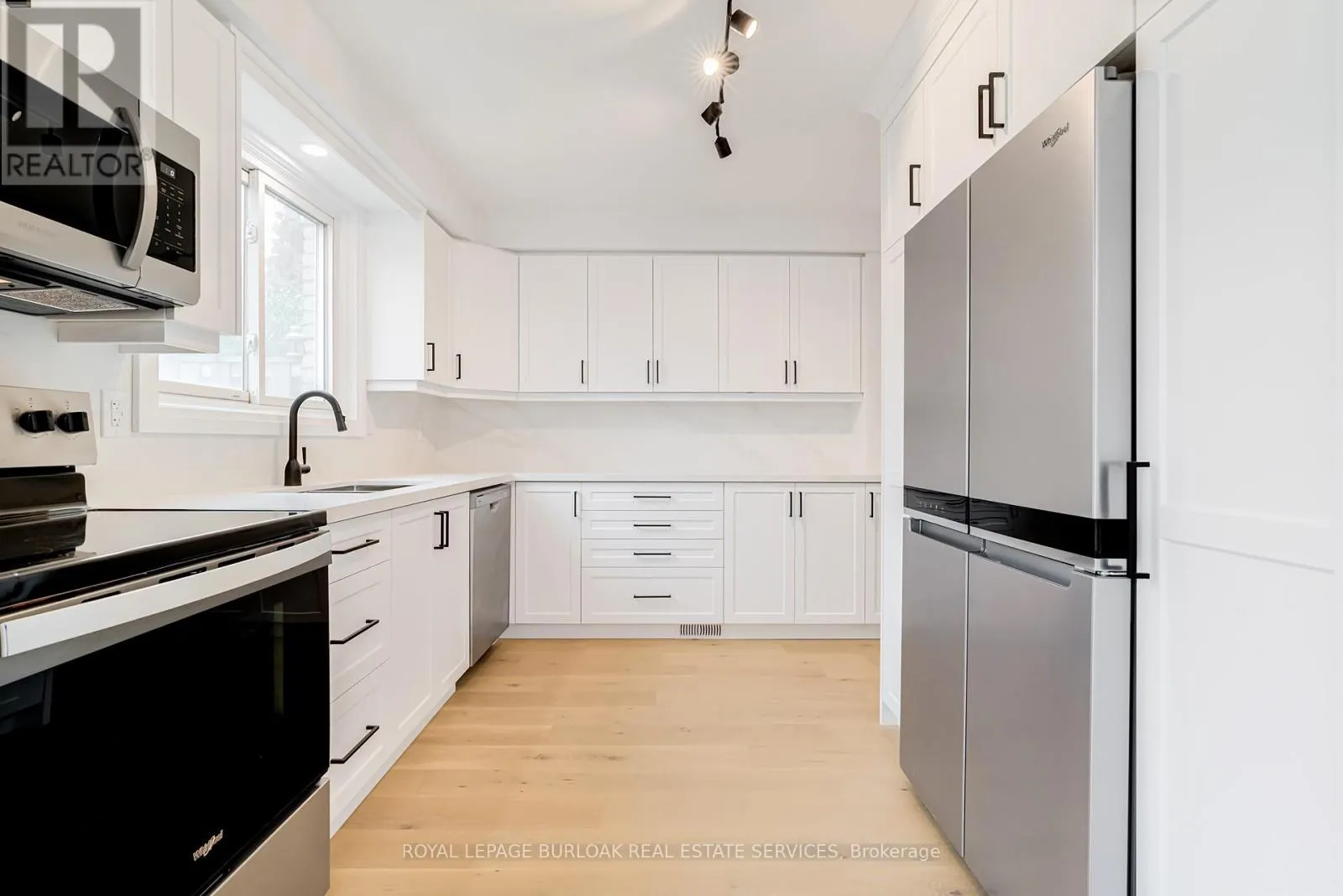 4 - 5475 LAKESHORE ROAD