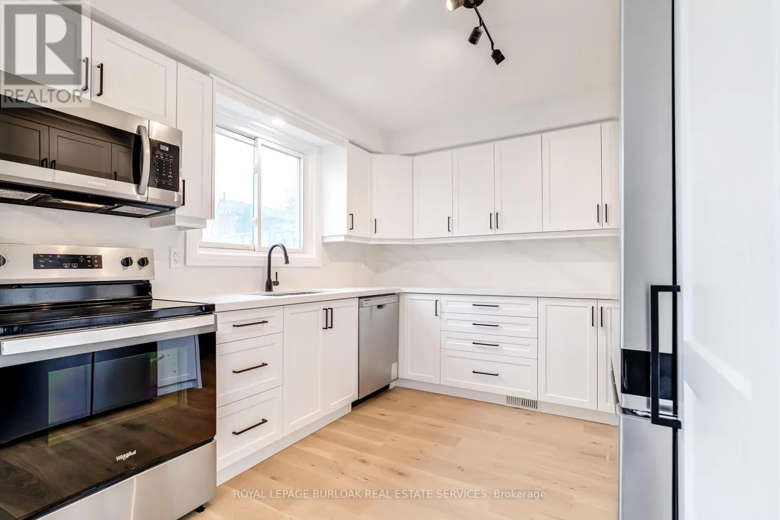 4 - 5475 LAKESHORE ROAD