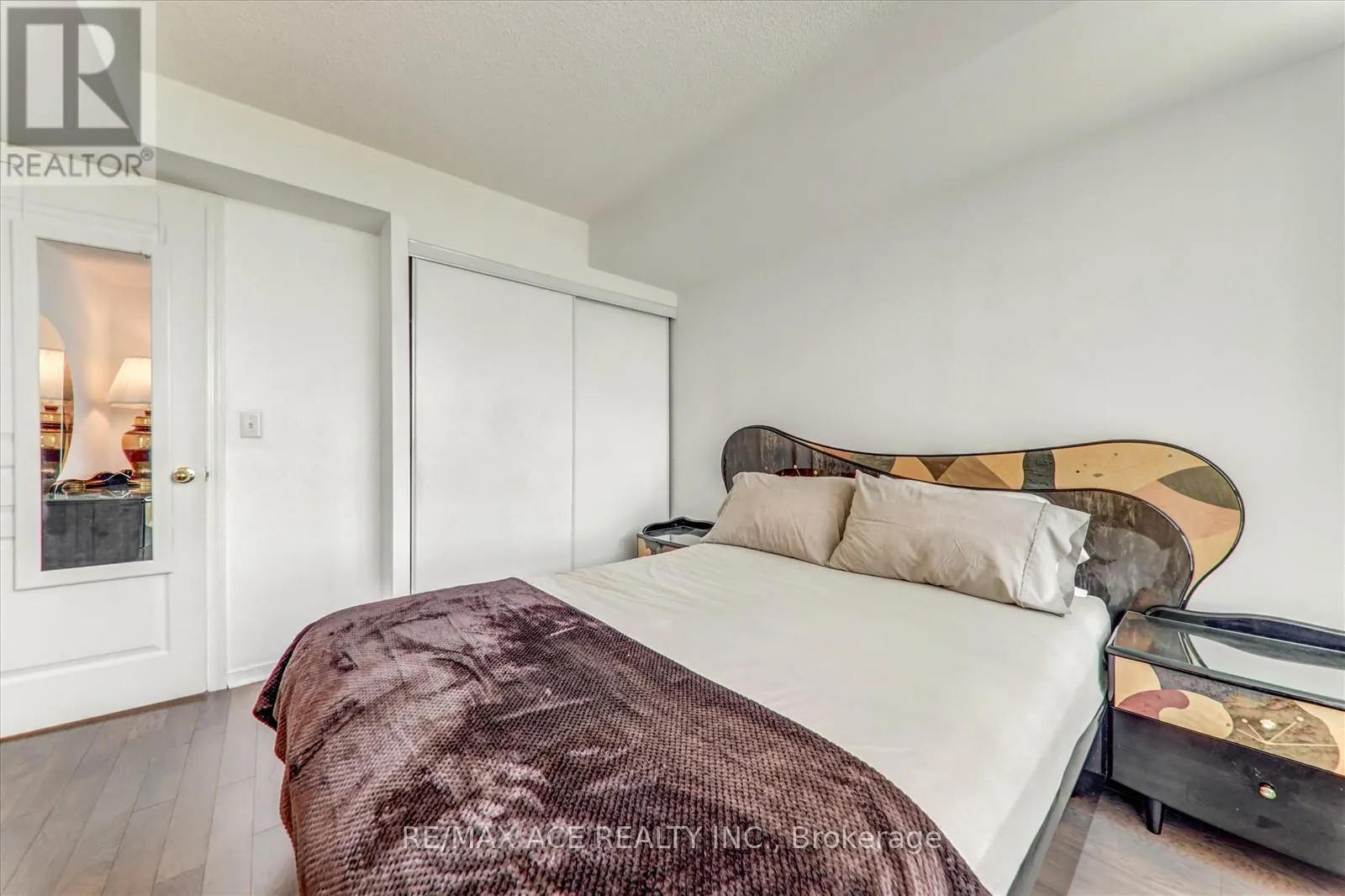 1803 - 2545 ERIN CENTRE BOULEVARD