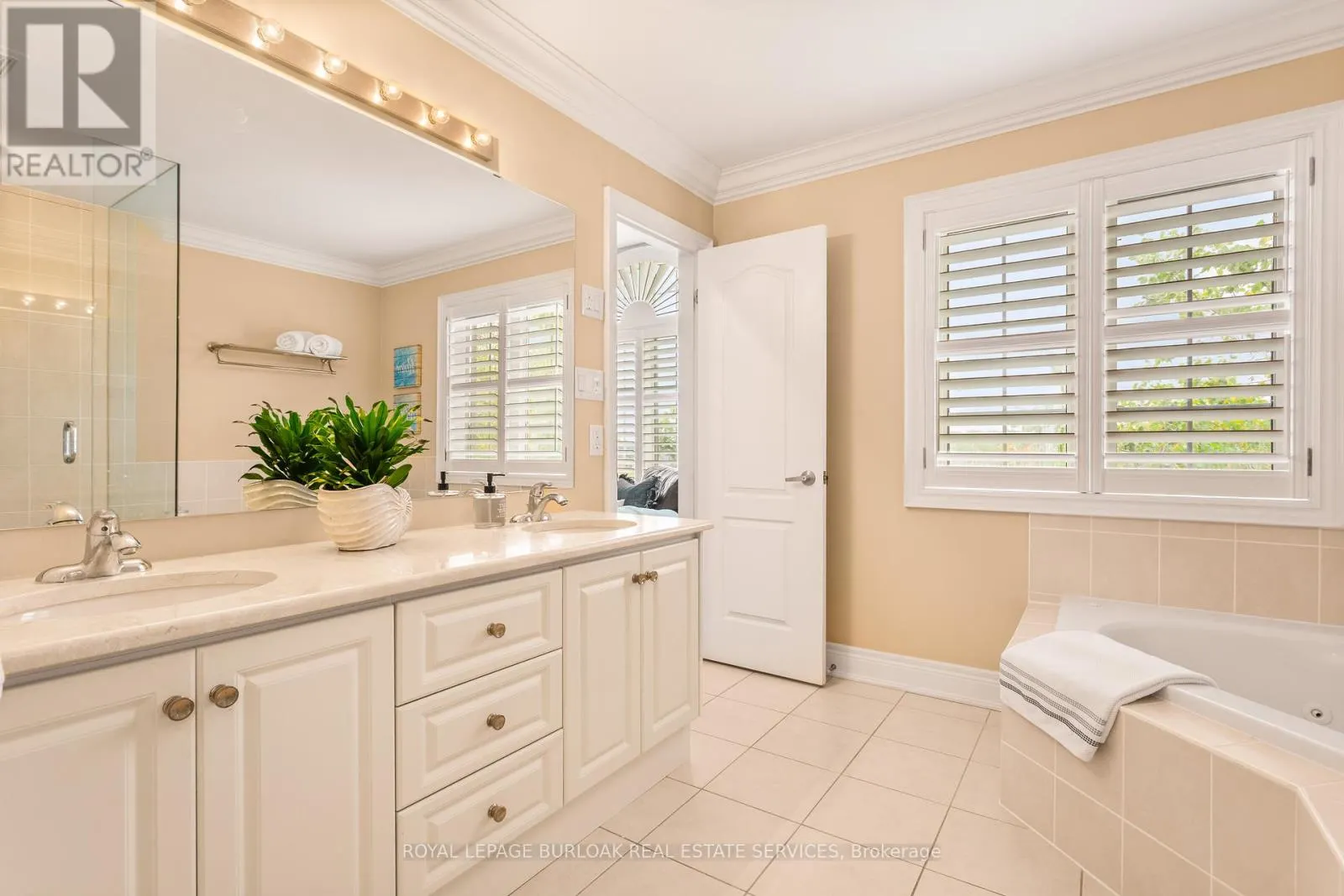 2135 DEVONSHIRE CRESCENT