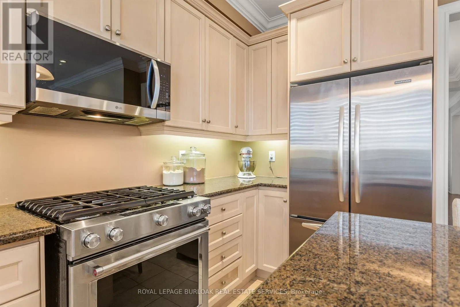 2135 DEVONSHIRE CRESCENT