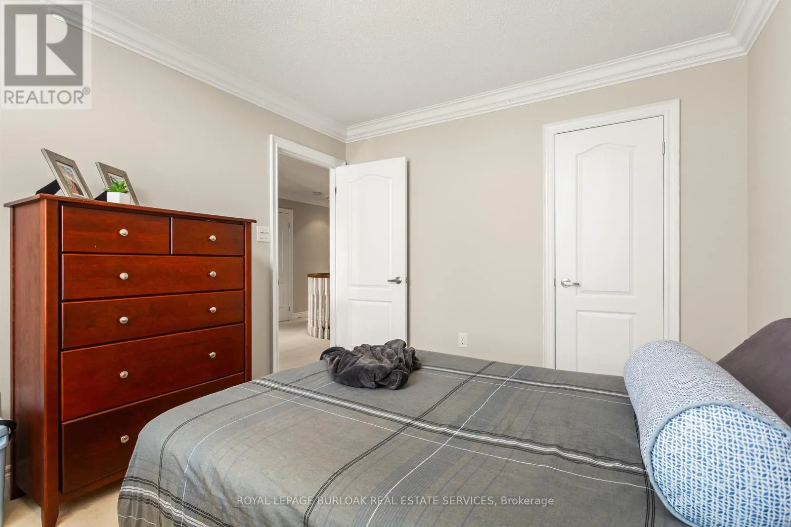 2135 DEVONSHIRE CRESCENT