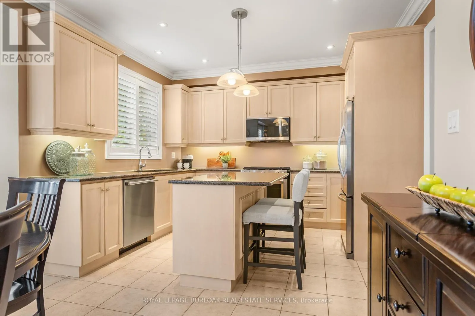 2135 DEVONSHIRE CRESCENT
