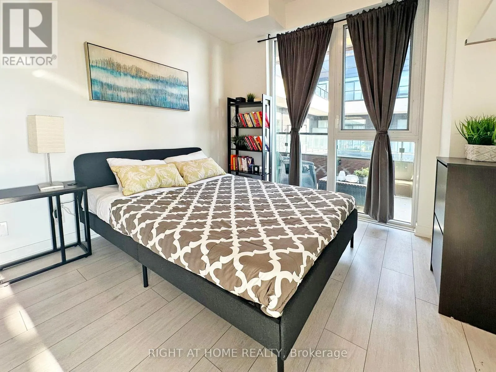 LPH12 - 270 DUFFERIN STREET