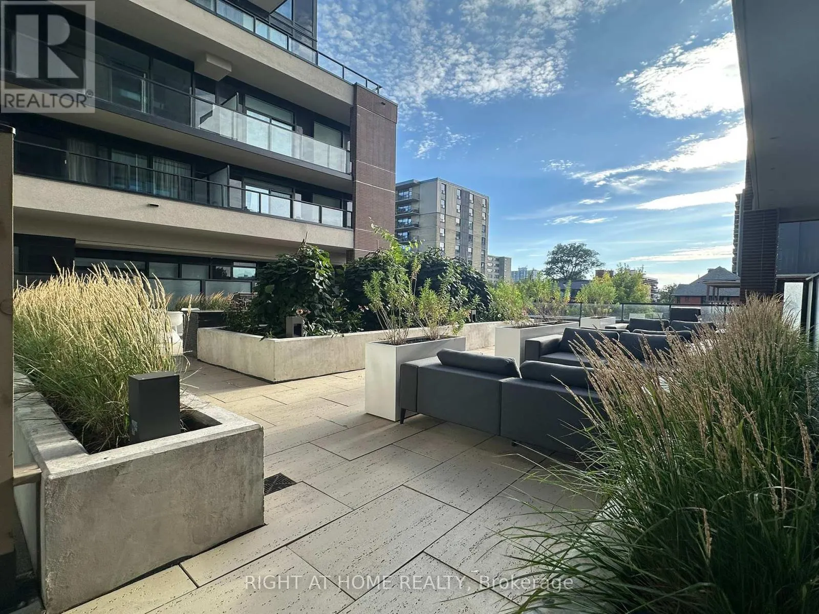 LPH12 - 270 DUFFERIN STREET