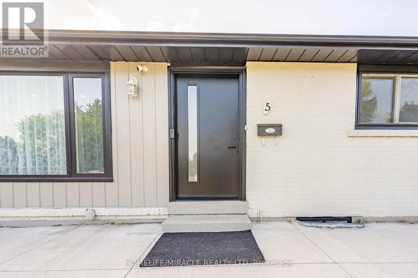 5 FINSBURY DRIVE