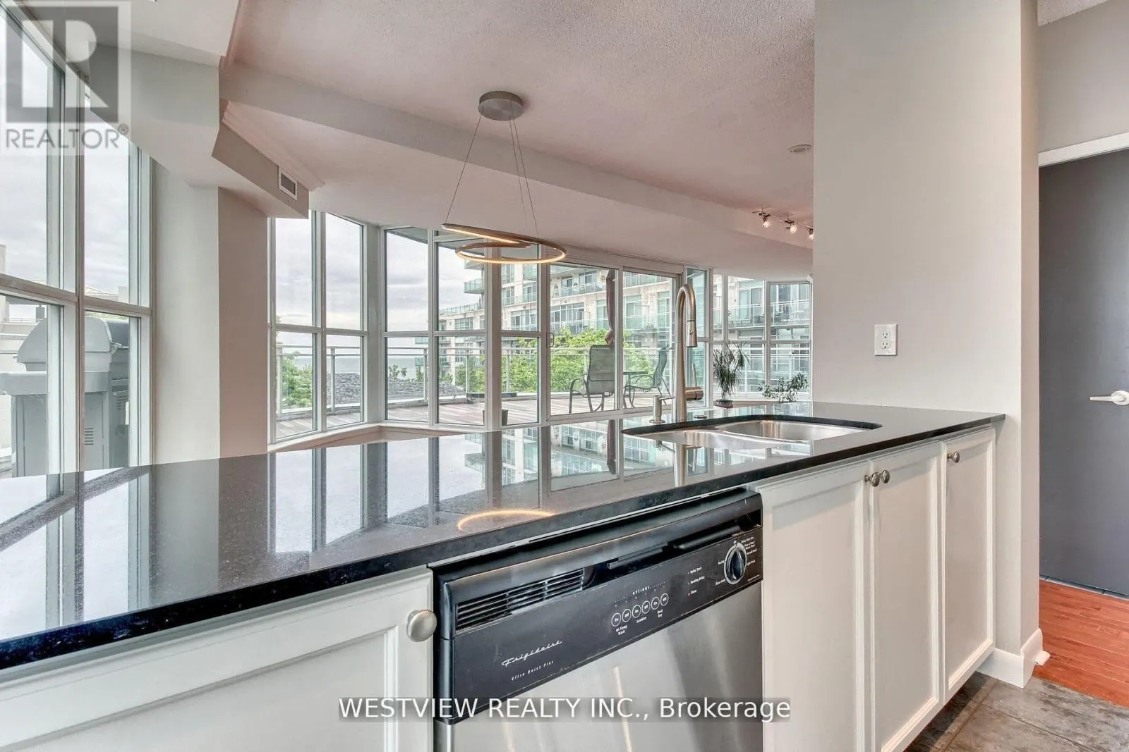 405 - 2067 LAKE SHORE BOULEVARD W