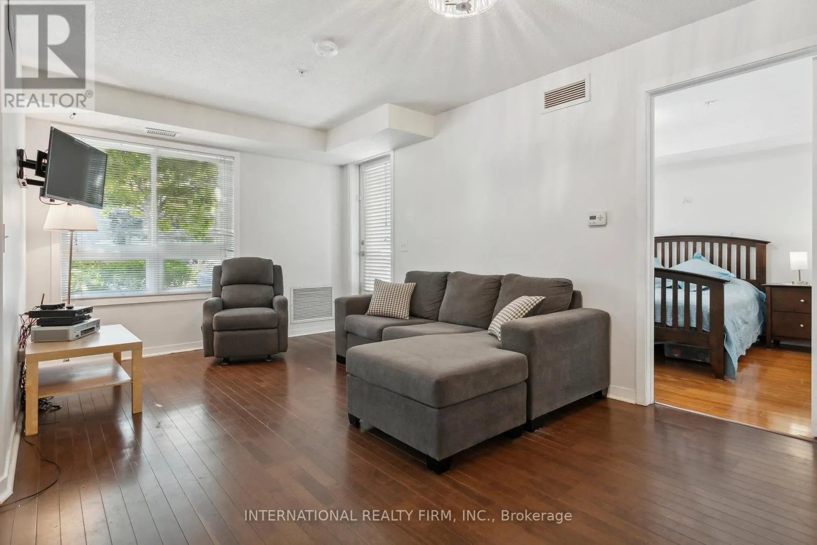 2113 - 6 DAYSPRING CIRCLE