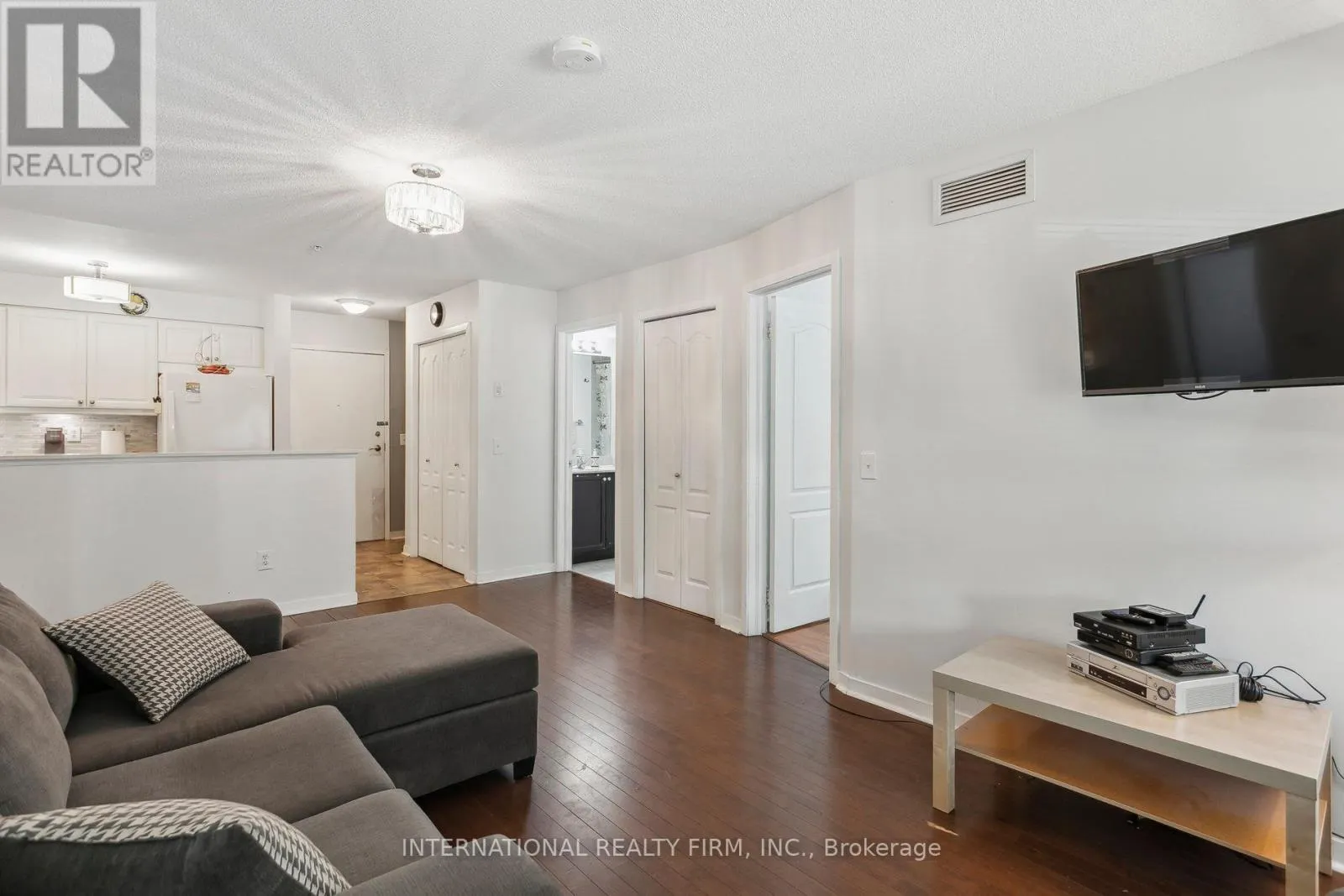 2113 - 6 DAYSPRING CIRCLE