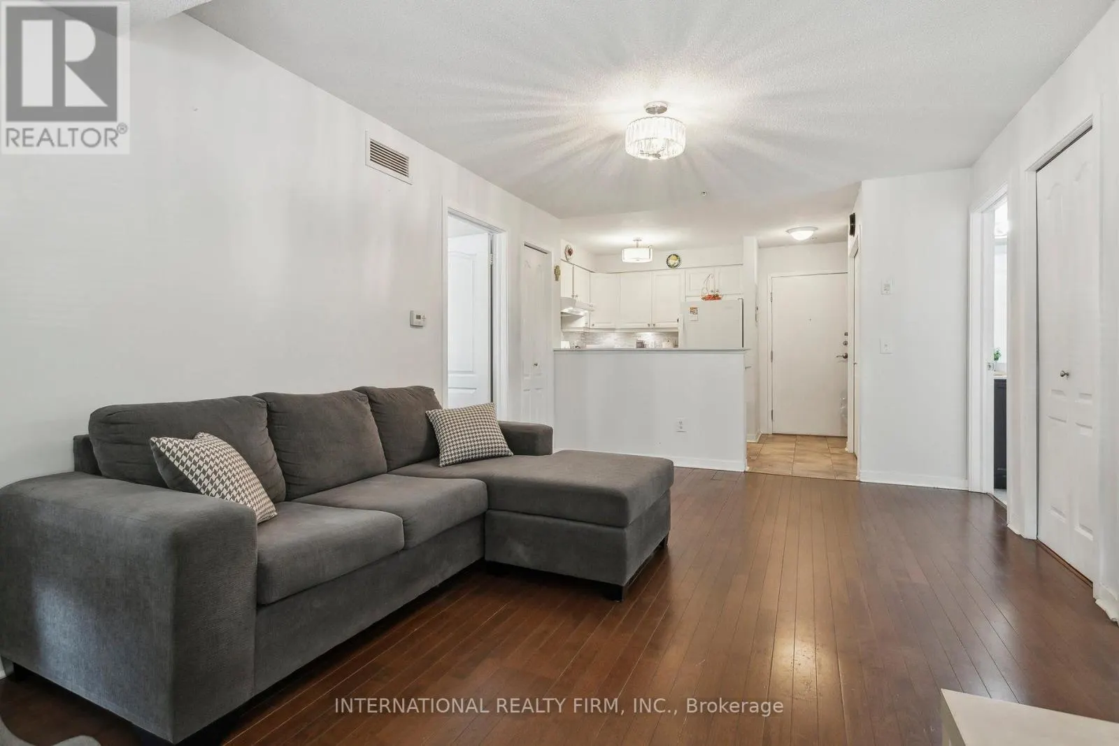 2113 - 6 DAYSPRING CIRCLE