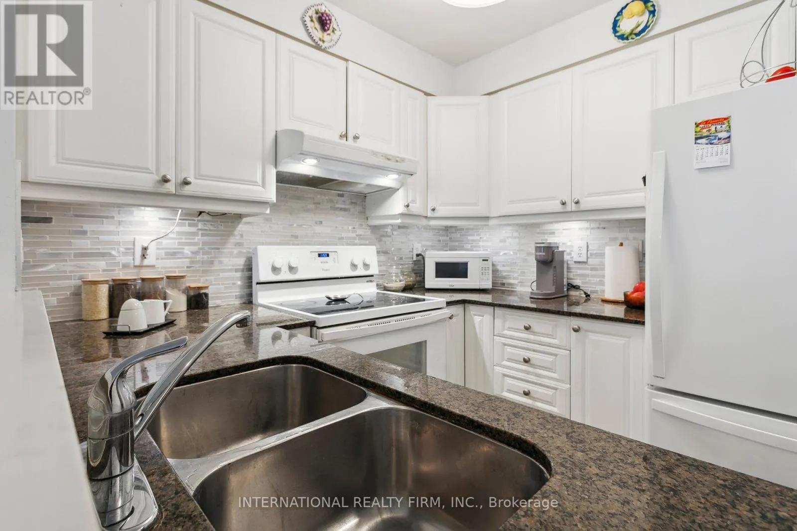 2113 - 6 DAYSPRING CIRCLE