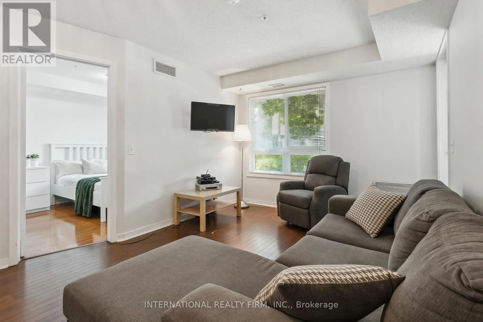 2113 - 6 DAYSPRING CIRCLE