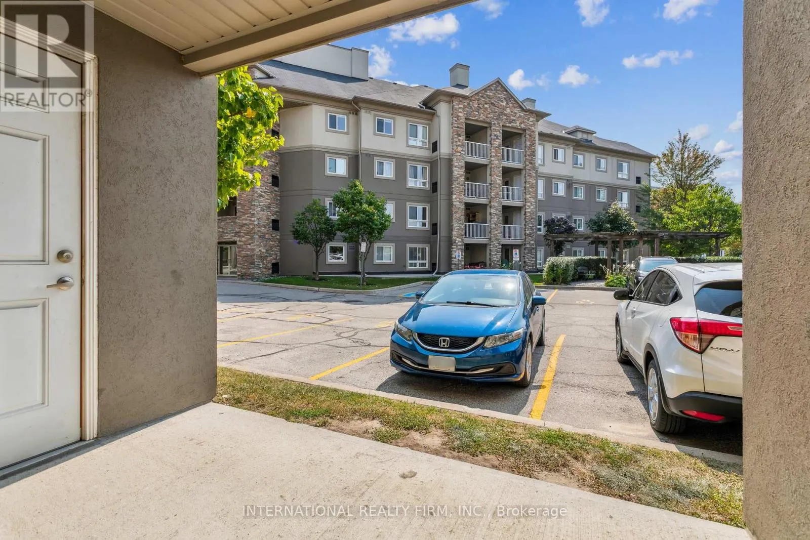 2113 - 6 DAYSPRING CIRCLE