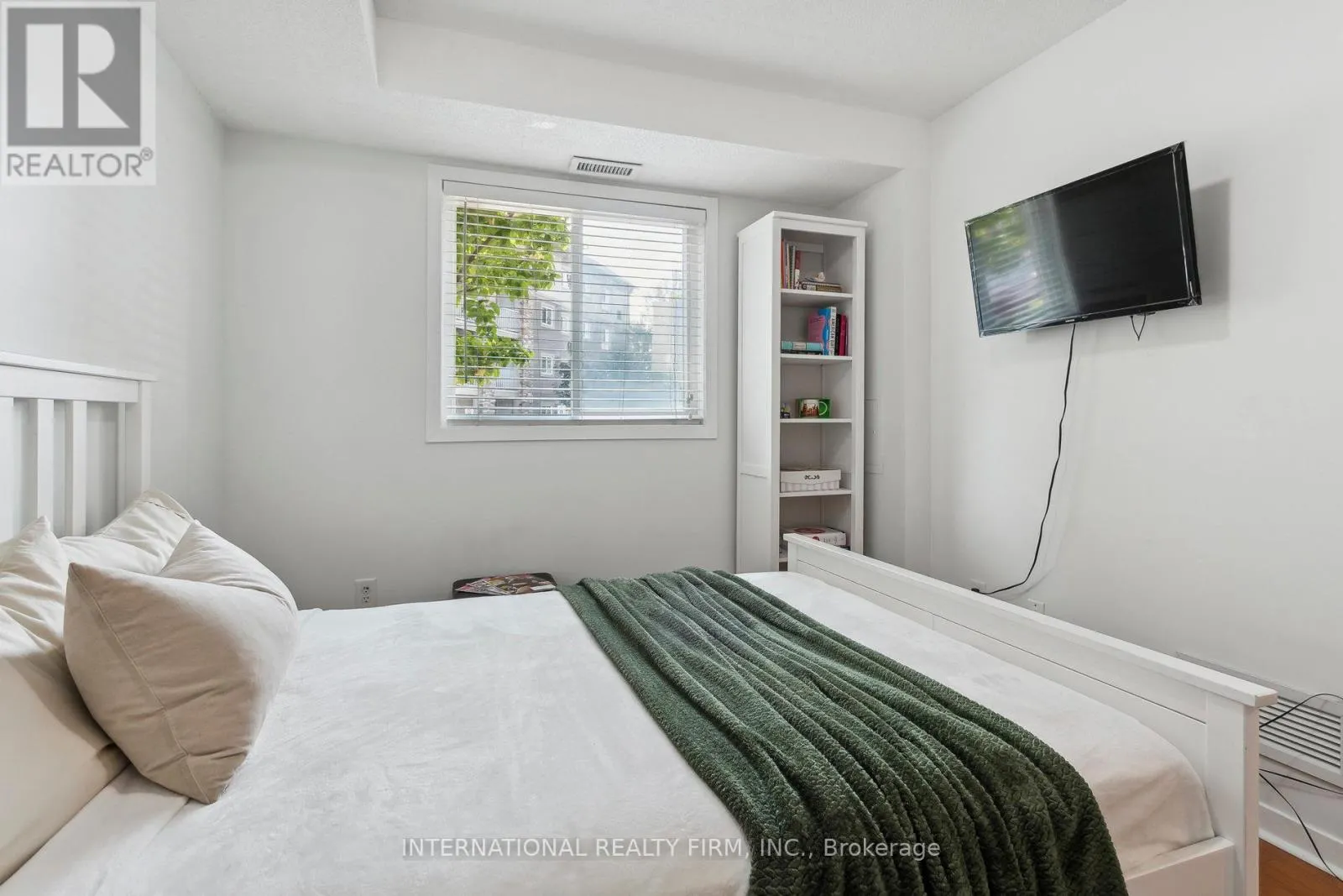 2113 - 6 DAYSPRING CIRCLE