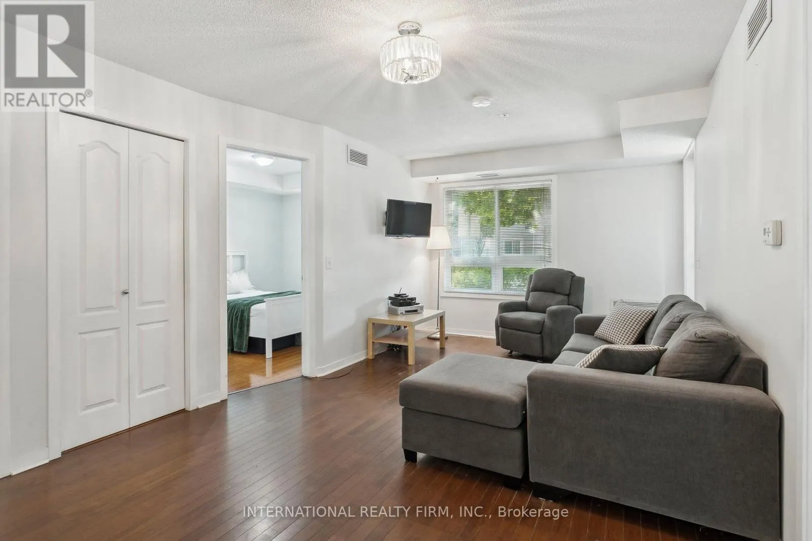 2113 - 6 DAYSPRING CIRCLE