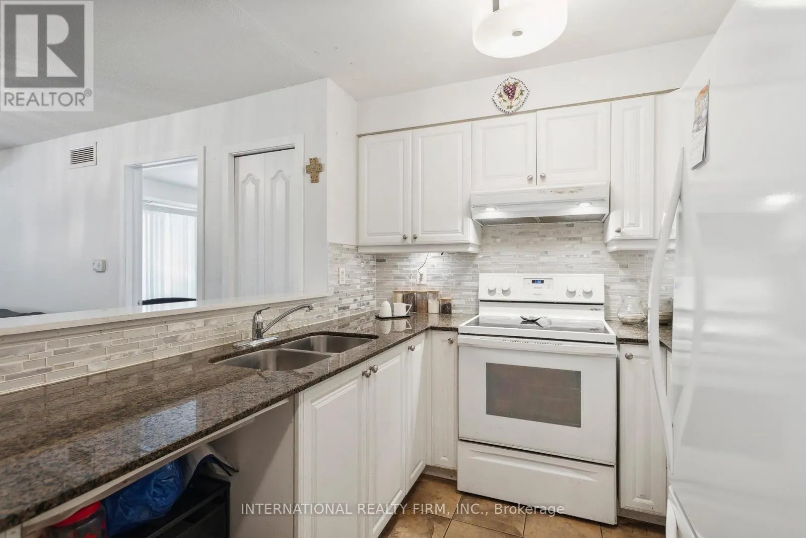 2113 - 6 DAYSPRING CIRCLE