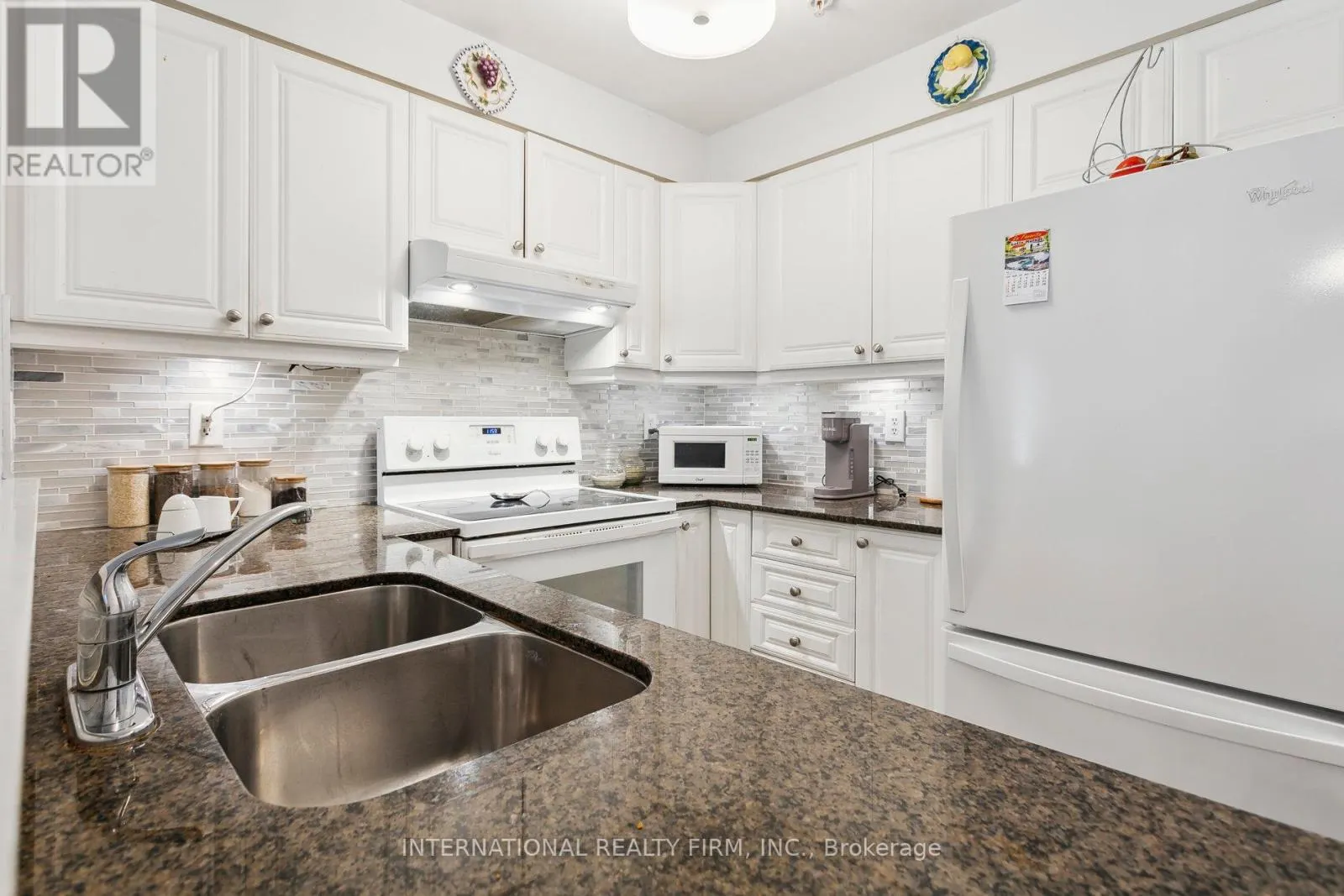 2113 - 6 DAYSPRING CIRCLE